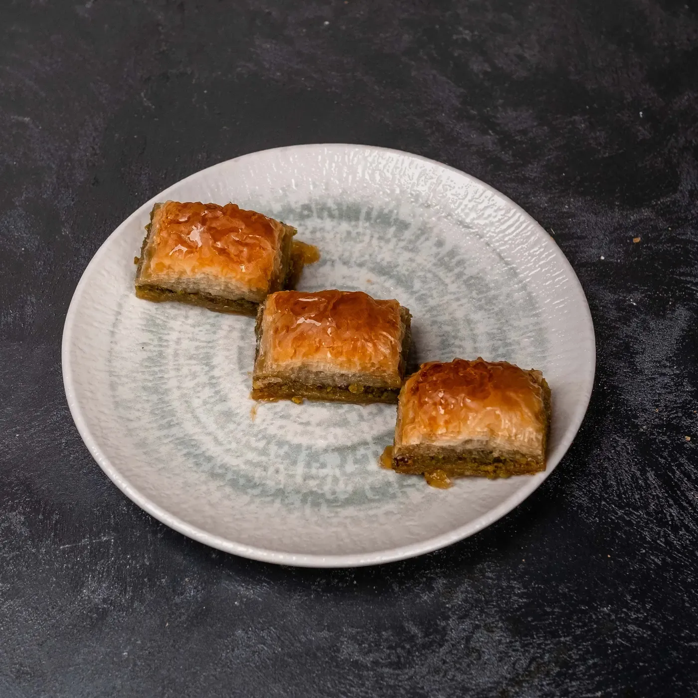Lila Gusto Antep Fıstıklı Baklava; tabakta üç dilim baklava