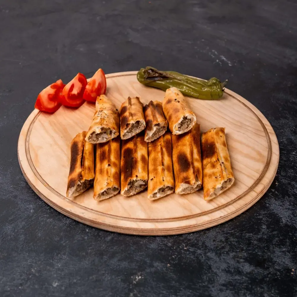 Lila Gusto Bafra pidesi; ahşap sunum üzerinde dilimlenmiş kapalı pide