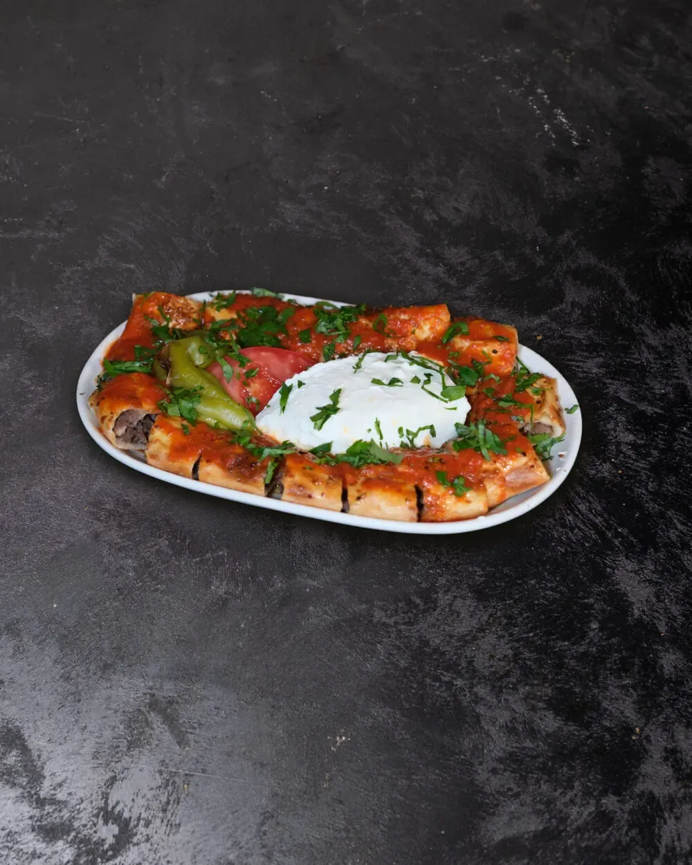 Lila Gusto Döner Beyti; dilimlenmiş porsiyon, sos ve yoğurt