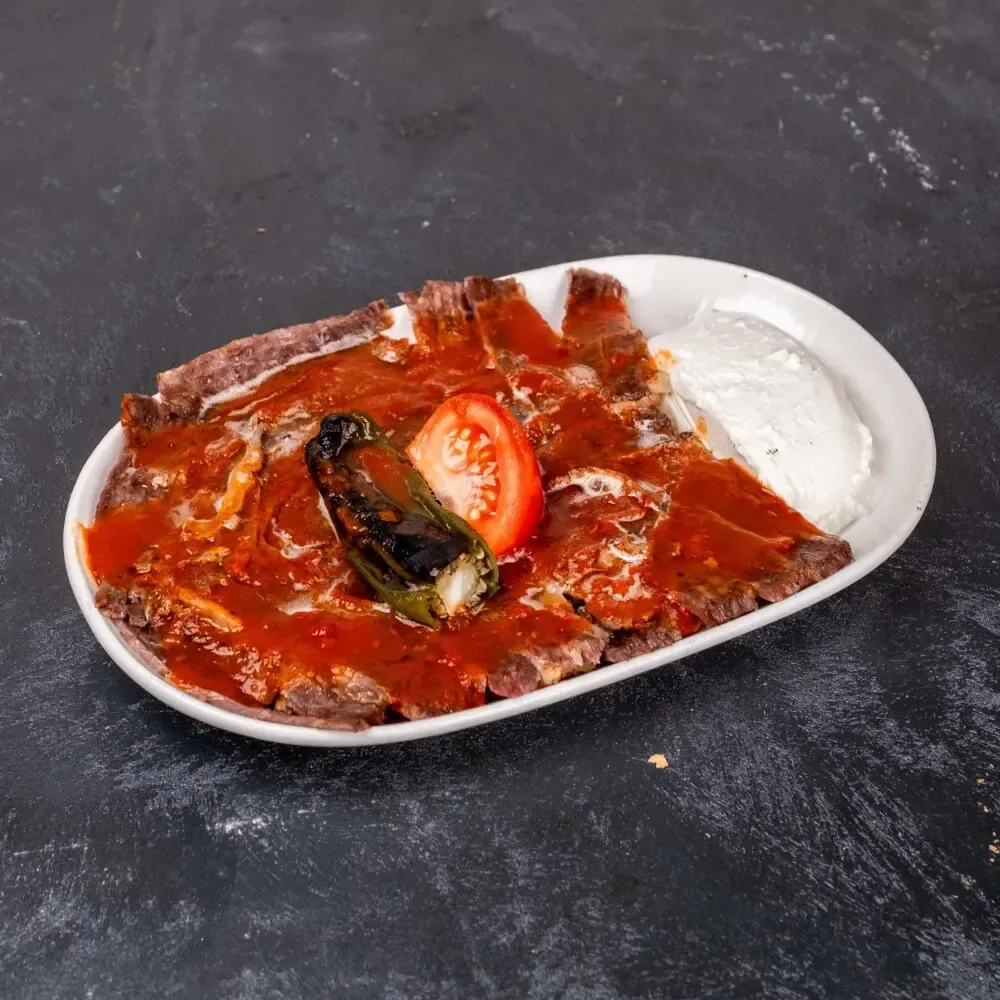 Lila Gusto İskender; domates soslu döner ve yanında yoğurt