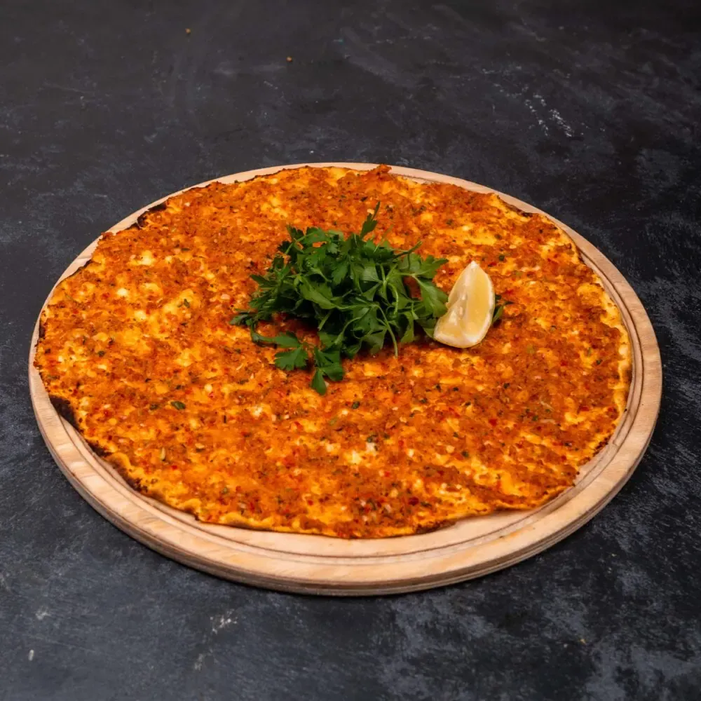 Lila Gusto lahmacun; yanında limon ve maydanoz